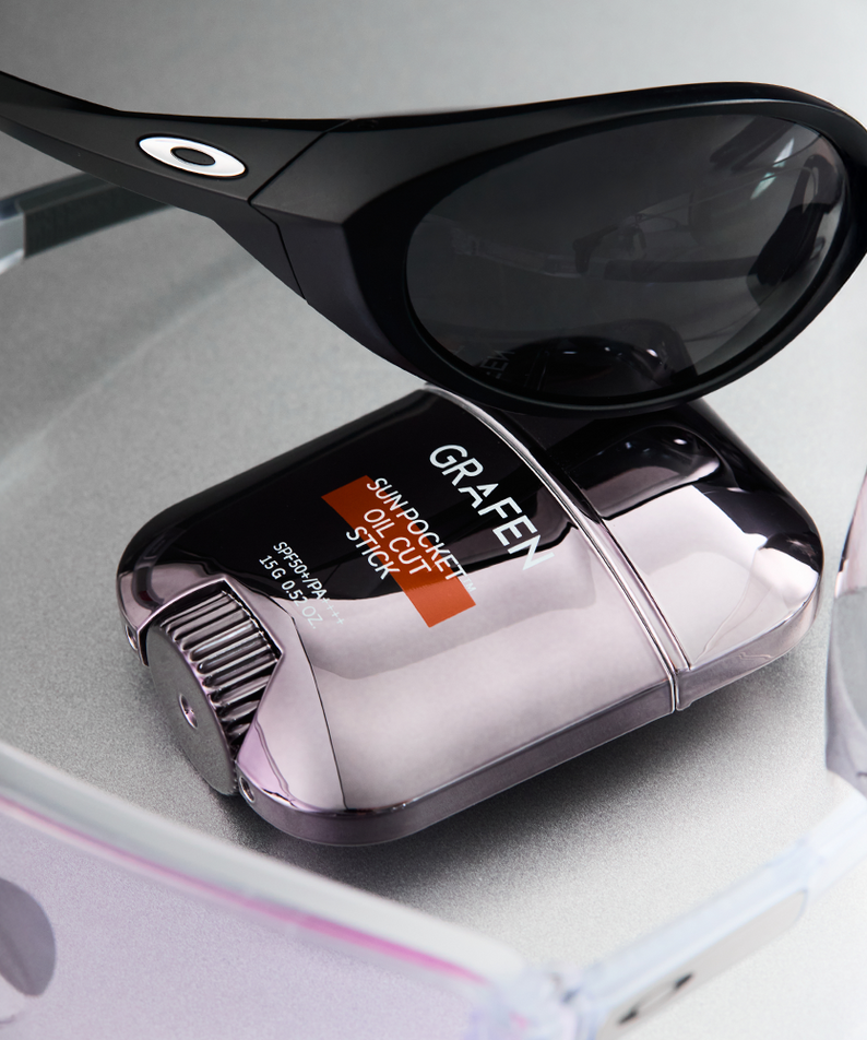 GRAFEN Sun Pocket™ Oil Cut Stick 15g, tube cosmétique dans une trousse ouverte, marque visible, contexte beauté.