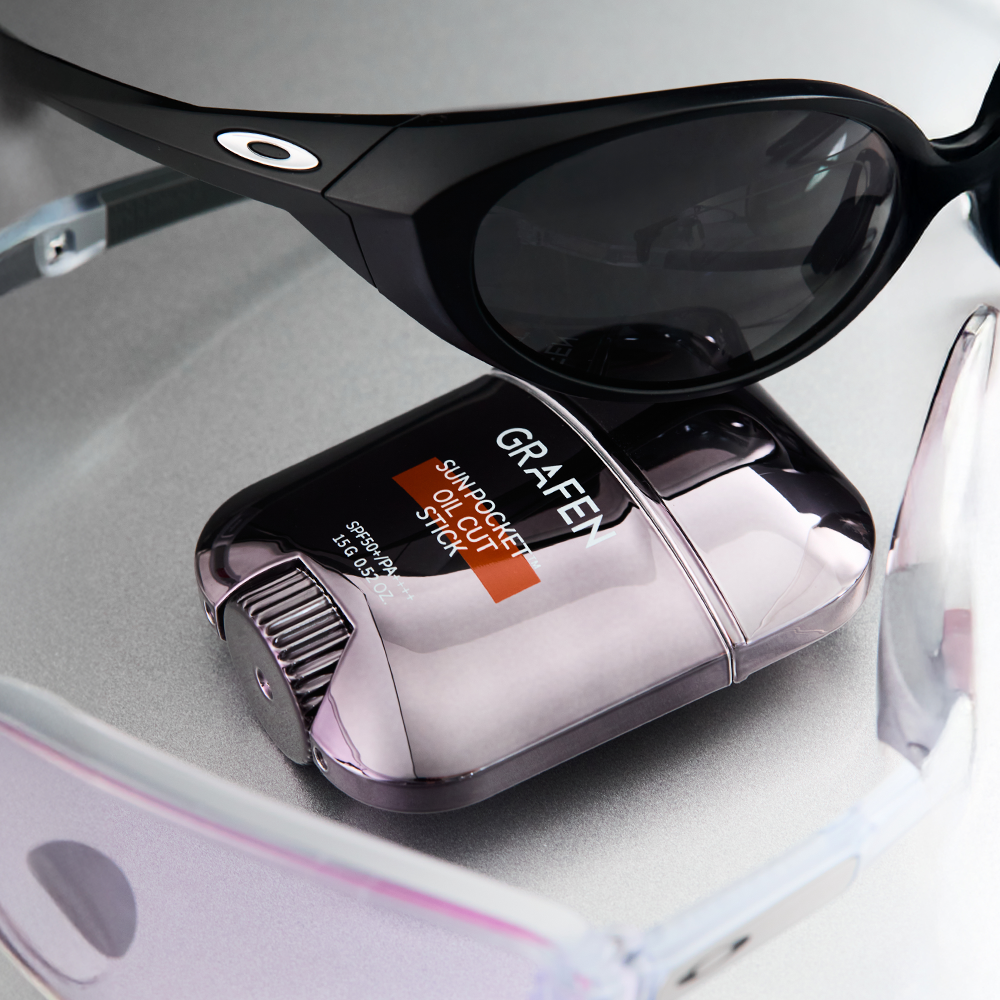 GRAFEN Sun Pocket™ Oil Cut Stick 15g, tube cosmétique dans une trousse ouverte, marque visible, contexte beauté.