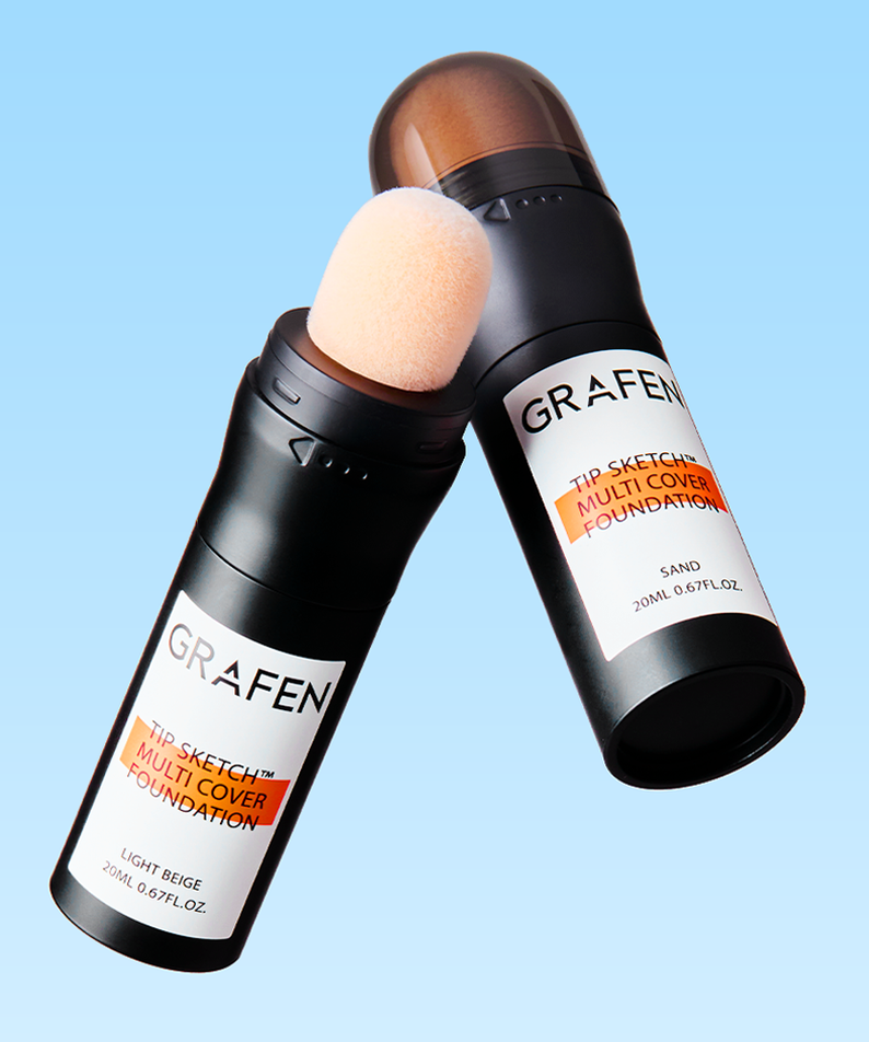 GRAFEN Tip Sketch™ Multi-Cover Foundation 20ml, flacons noir avec éponge maquillage sur fond bleu clair
