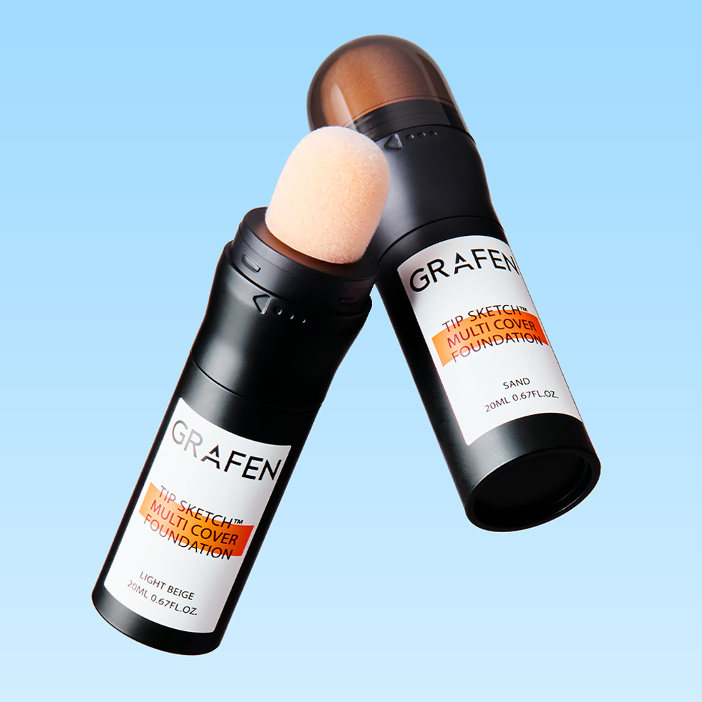 GRAFEN Tip Sketch™ Multi-Cover Foundation 20ml, flacons noir avec éponge maquillage sur fond bleu clair