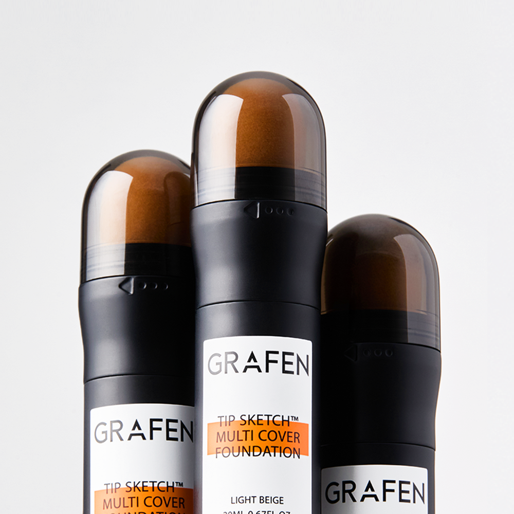 GRAFEN Tip Sketch™ Multi-Cover Foundation 20ml : flacons de fond de teint sous capsules noires, pack cosmétique sur fond clair.
