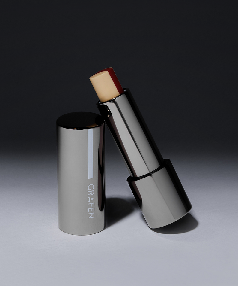 GRAFEN  Triple Lip™ 3.9g, rouge à lèvres noir et argent sur fond sombre, marque GRAFEN en contexte produit.