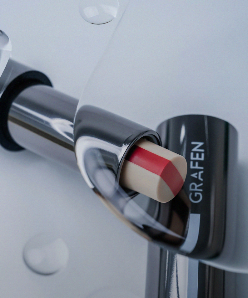 GRAFEN  Triple Lip™ 3.9g de la marque GRAFEN, tube lèvres rouge au style médical sur fond blanc