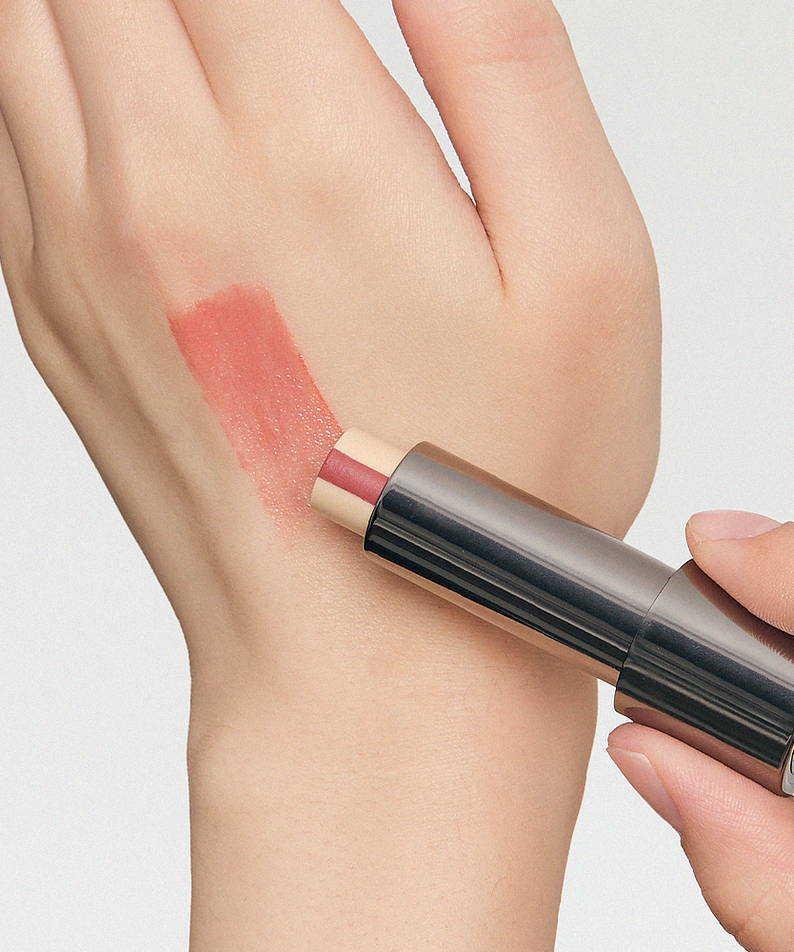 GRAFEN  Triple Lip™ 3.9g : application d’un rouge à lèvres sur la main, gros plan cosmétique sur fond clair.