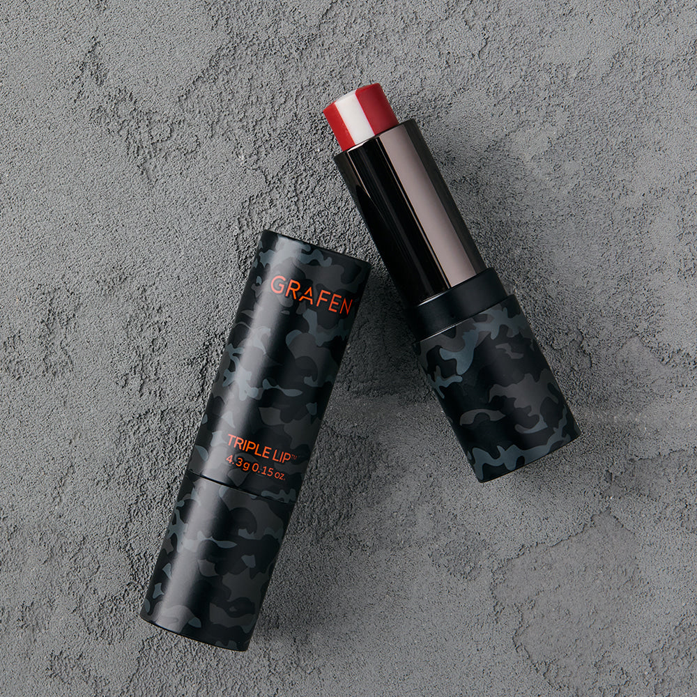 GRAFEN Triple Lip™ 4.3g sur fond béton gris, tube et stick camo rouge/noir, produit cosmétique de la marque GRAFEN.