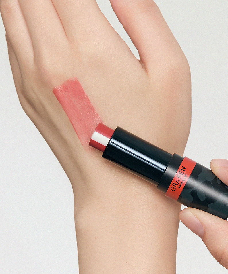 GRAFEN  Triple Lip™ 4.3g, rouge à lèvres appliqué sur un bras, marque GRAFEN en contexte cosmétique.