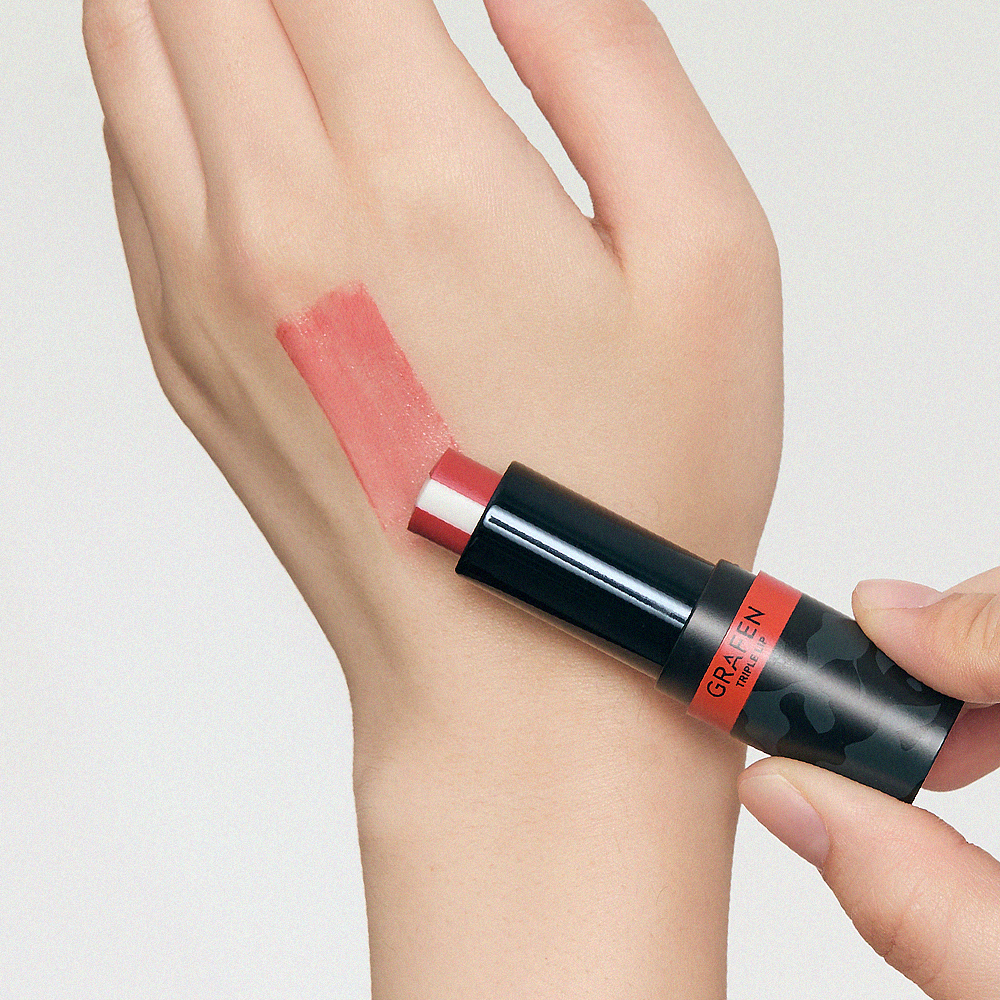 GRAFEN  Triple Lip™ 4.3g, rouge à lèvres appliqué sur un bras, marque GRAFEN en contexte cosmétique.