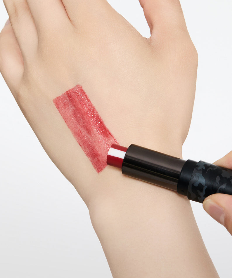 GRAFEN  Triple Lip™ 4.3g, main applique un rouge à lèvres sur le poignet, sur fond blanc, marque GRAFEN