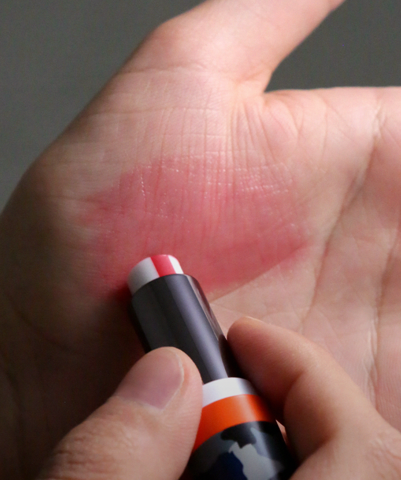 GRAFEN  Triple Lip™ Handsome Lip 4.3g : gros plan sur un rouge à lèvres appliqué sur la main, marque GRAFEN