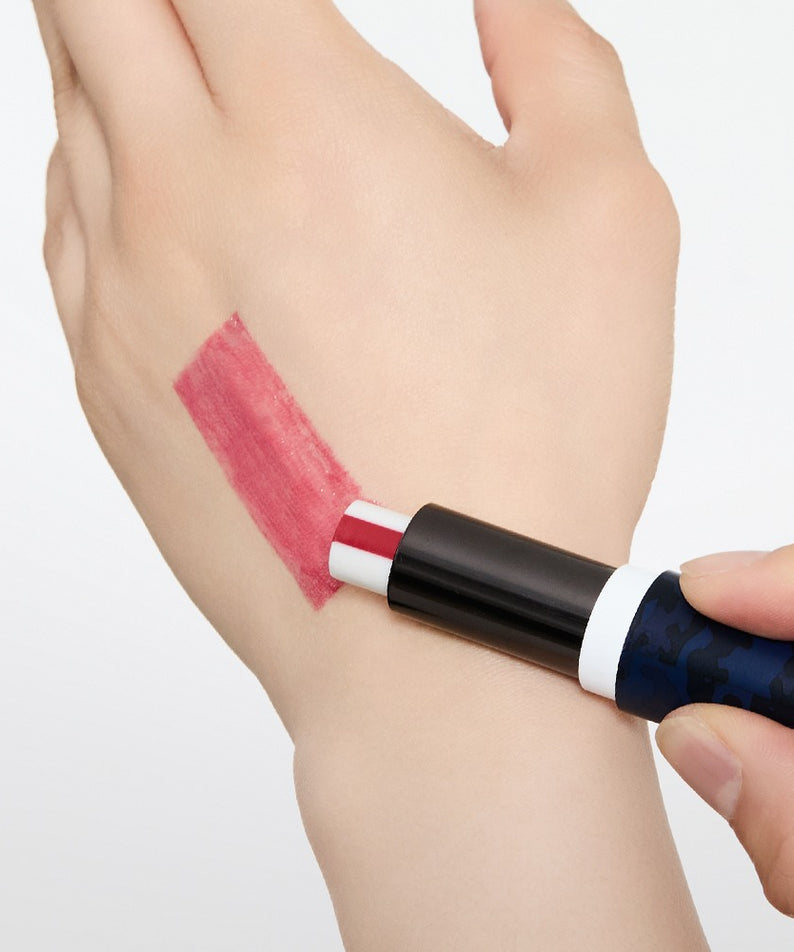 GRAFEN  Triple Lip™ Handsome Lip 4.3g : main applique un rouge à lèvres rose, sur fond blanc, produit GRAFEN
