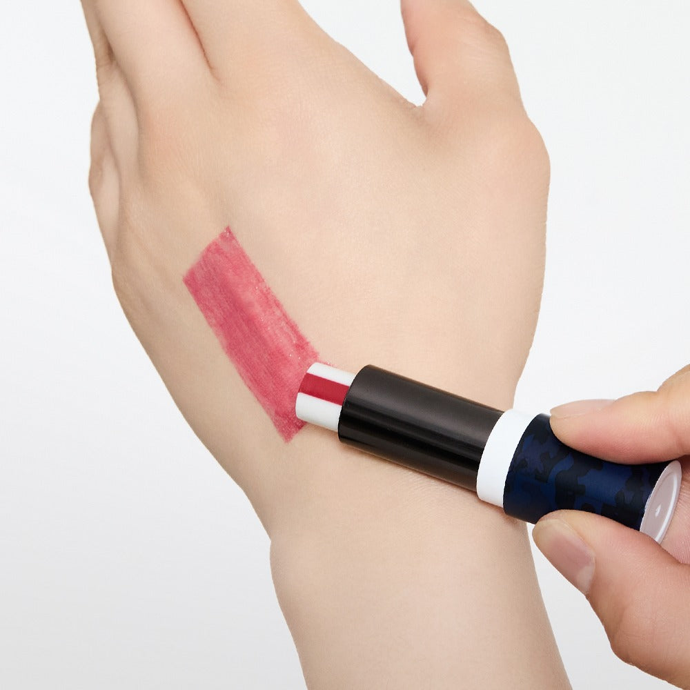 GRAFEN  Triple Lip™ Handsome Lip 4.3g : main applique un rouge à lèvres rose, sur fond blanc, produit GRAFEN