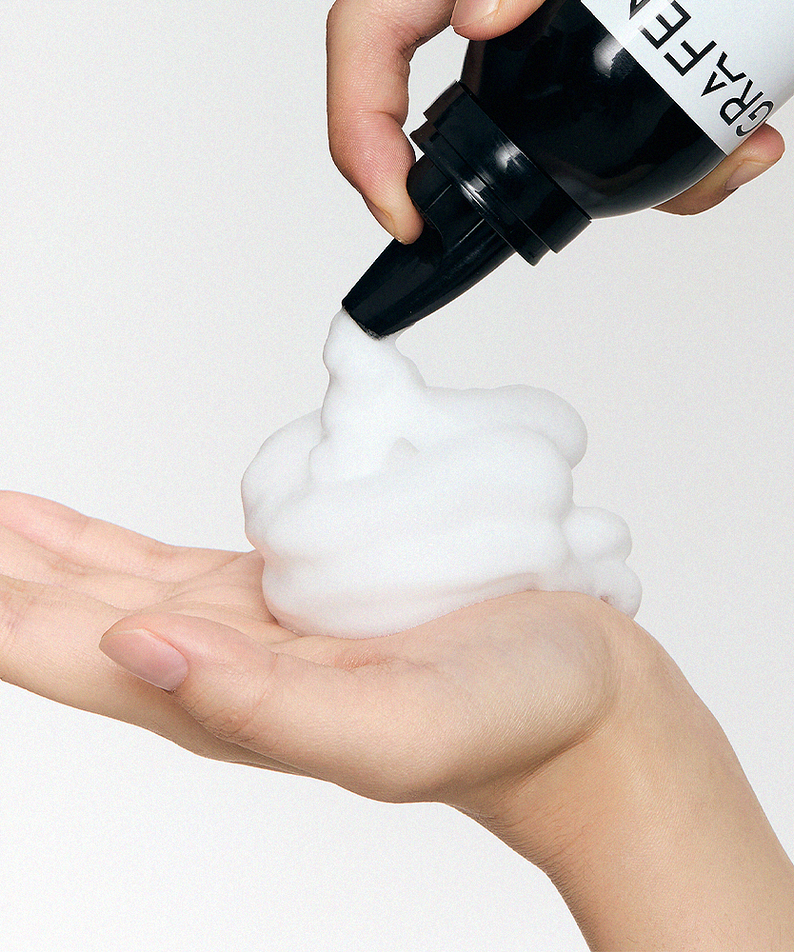 GRAFEN  Volume Up Whipping Tonic 100ml, flacon sur mains, texture mousse blanche, marque et utilisation en contexte beauté