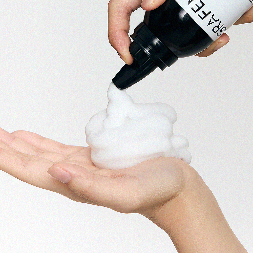 GRAFEN  Volume Up Whipping Tonic 100ml, flacon sur mains, texture mousse blanche, marque et utilisation en contexte beauté