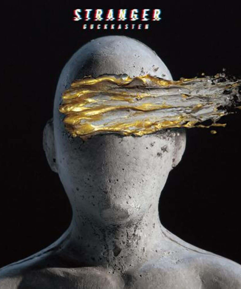 GUCKKASTEN - STRANGER - Album Kpop : visuel Stranger, tête béton avec éclats dorés, pochette sur fond noir, ambiance Kpop.