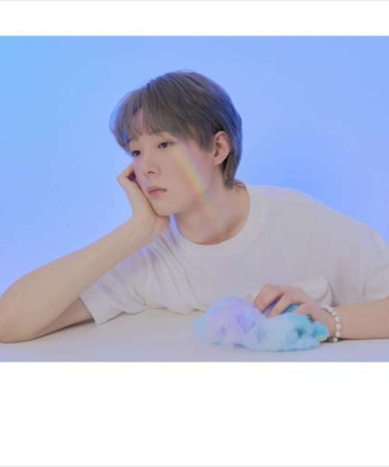 HANEOL PARK - [My Name] (Part.1) - Album Kpop : photo du membre en studio, ambiance pastel bleu, pose pensif.