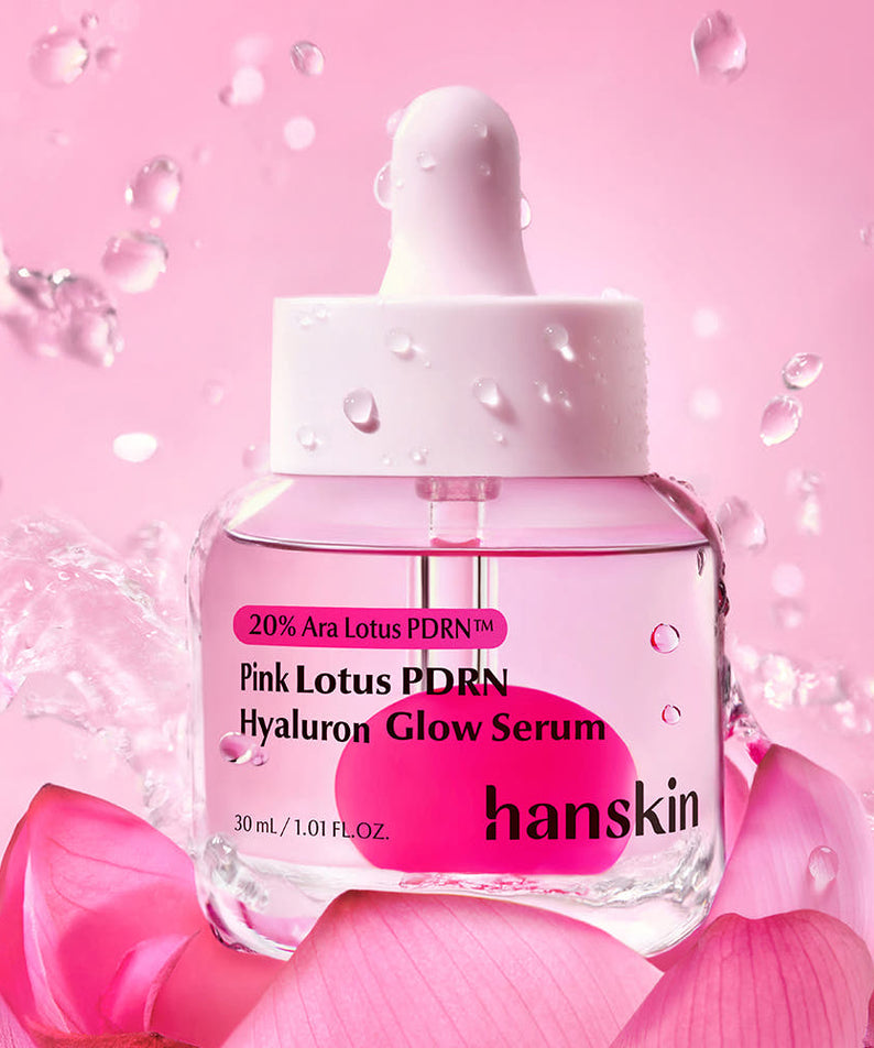 Décris l'image en français : HANSKIN Ara Yeon FLower PDRN Hyaluronic Acid Radiance Serum 30ml sur fond rose fleurs