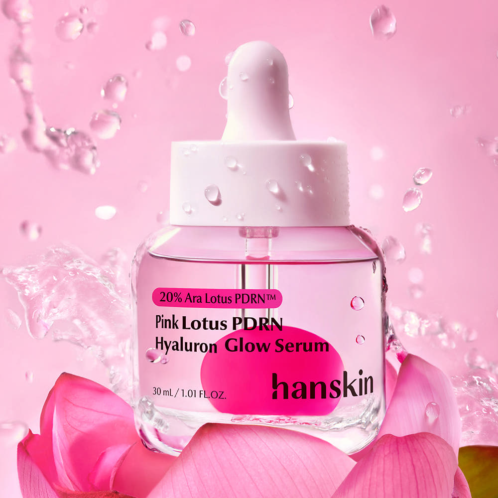 Décris l'image en français : HANSKIN Ara Yeon FLower PDRN Hyaluronic Acid Radiance Serum 30ml sur fond rose fleurs