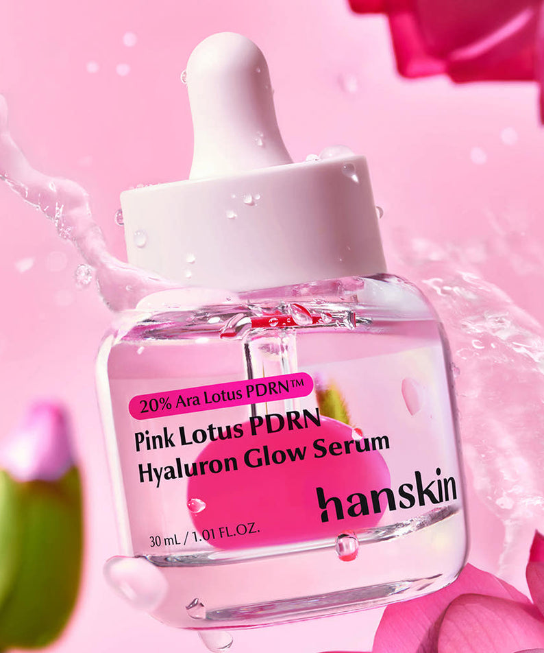 HANSKIN Ara Yeon FLower PDRN Hyaluronic Acid Radiance Serum 30ml, flacon rose au milieu de pétales, gouttes d’eau.