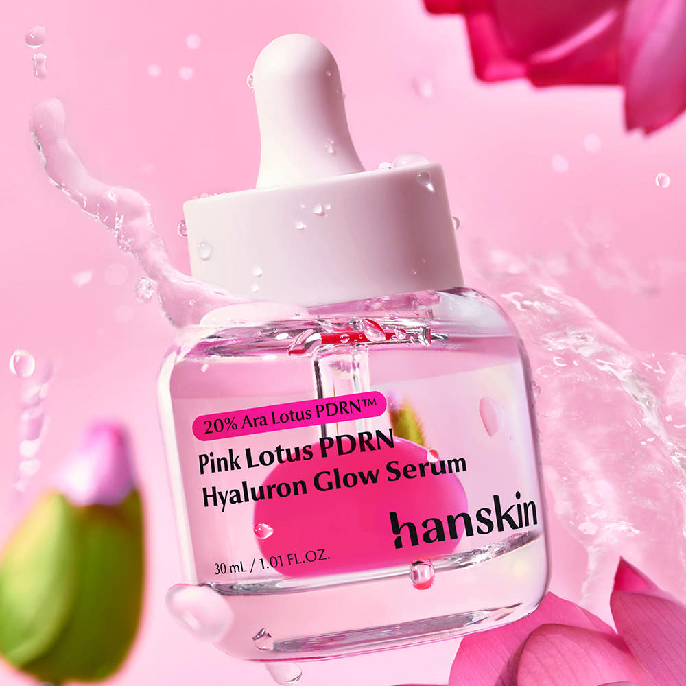 HANSKIN Ara Yeon FLower PDRN Hyaluronic Acid Radiance Serum 30ml, flacon rose au milieu de pétales, gouttes d’eau.