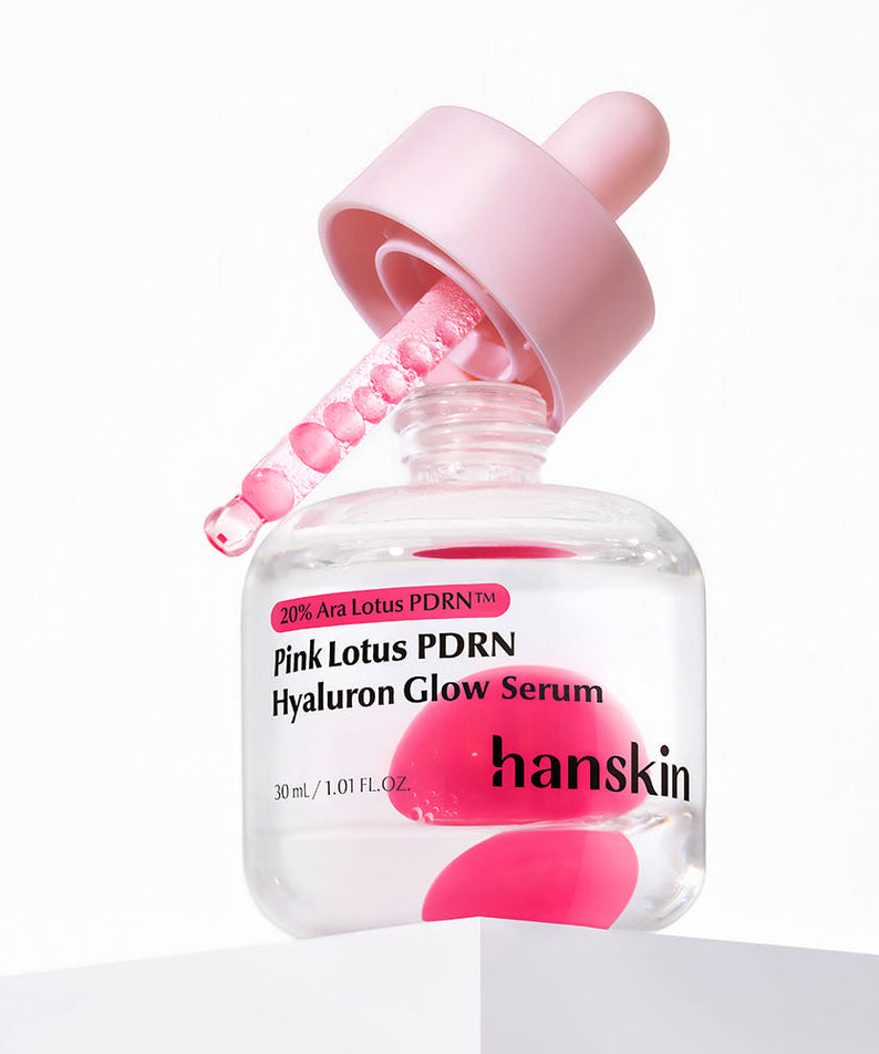 HANSKIN Ara Yeon FLower PDRN Hyaluronic Acid Radiance Serum 30ml, flacon rose hanskin sur fond blanc, gouttes et texture