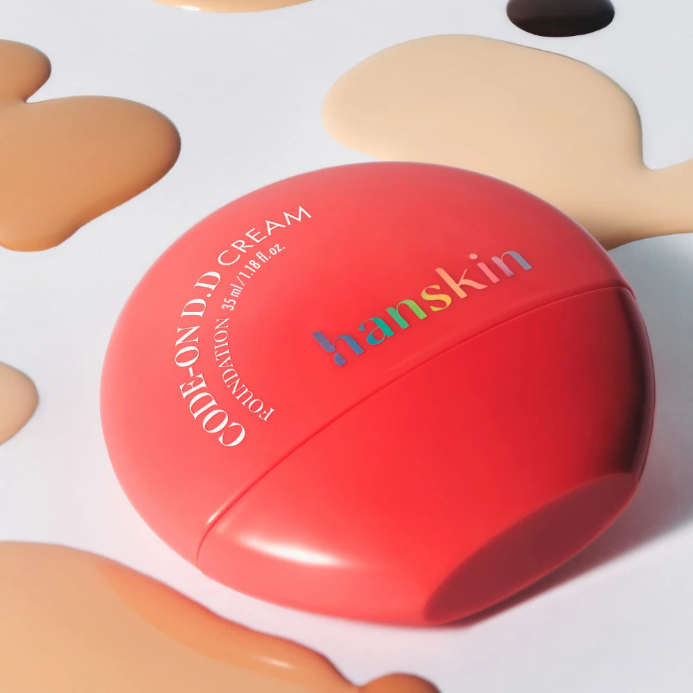 HANSKIN Code On DD Cream Foundation 35ml, tube rouge sur fond blanc, marque HANSKIN et design studio produit