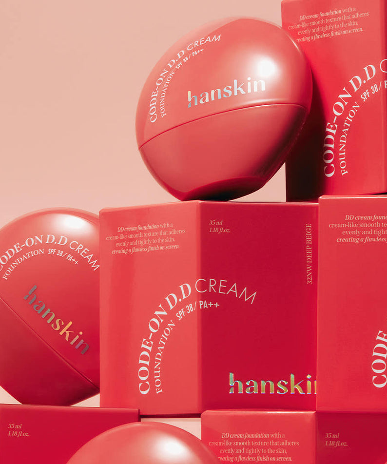 Photo packshot HANSKIN Code On DD Cream Foundation 35ml de la marque HANSKIN sur fond rose, flacons empilés
