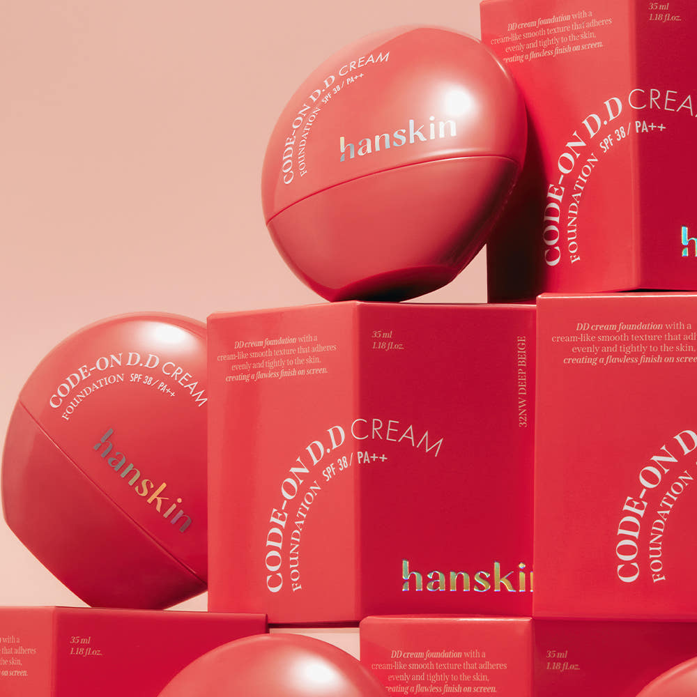 Photo packshot HANSKIN Code On DD Cream Foundation 35ml de la marque HANSKIN sur fond rose, flacons empilés