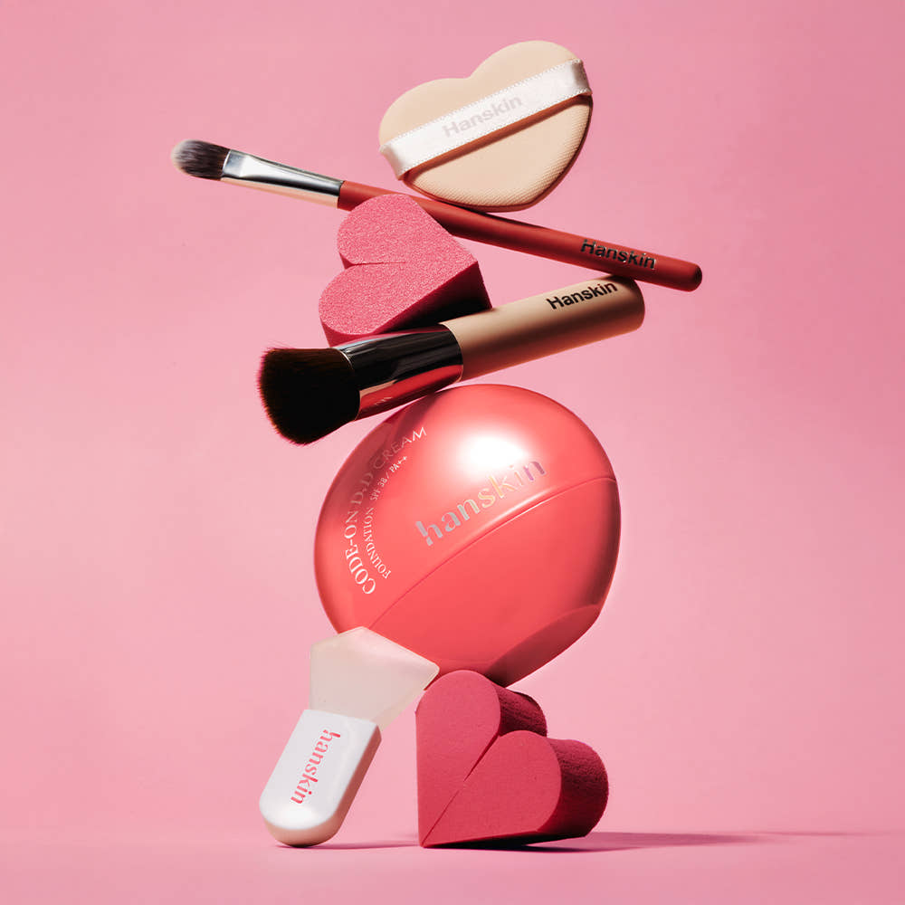 HANSKIN Code On DD Cream Foundation 35ml de HANSKIN sur fond rose, maquillage et accessoires visibles