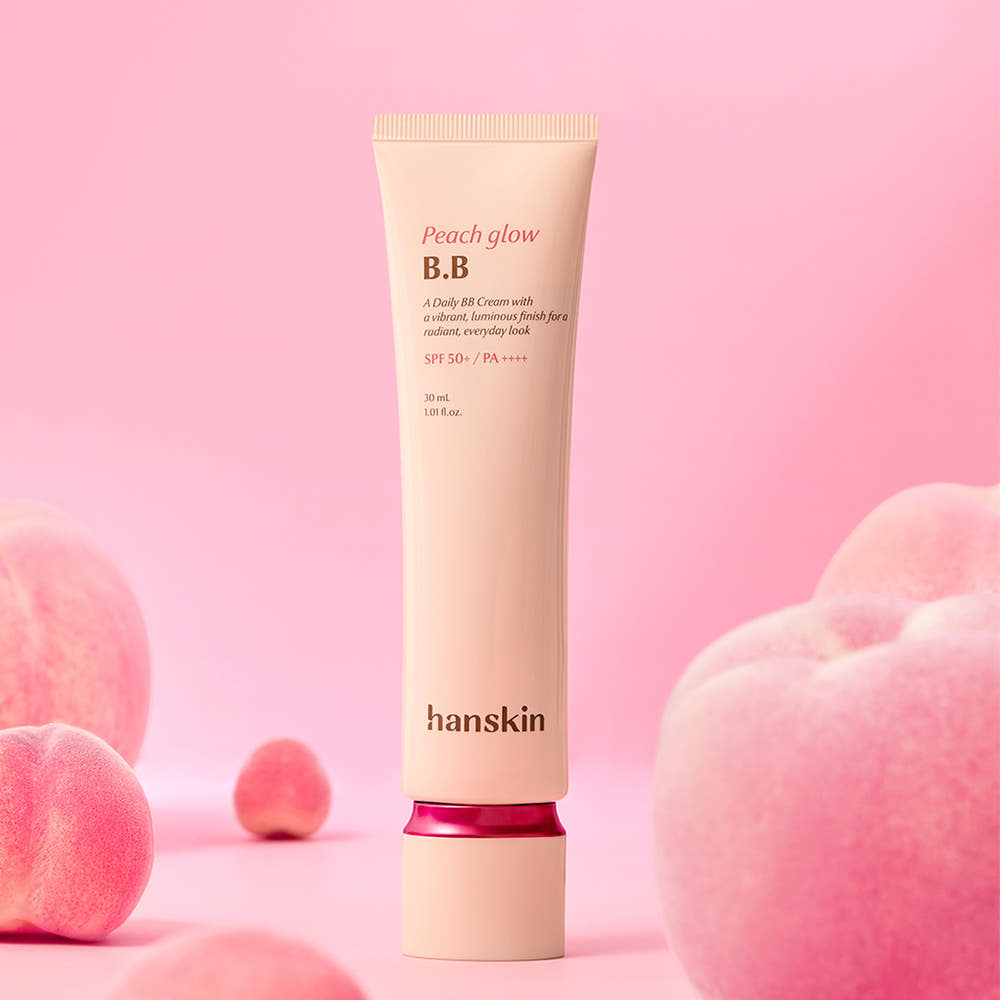 HANSKIN Peach Glow BB Cream 30ml de la marque HANSKIN, sur fond rose avec fruits pêches, pack produit en évidence.