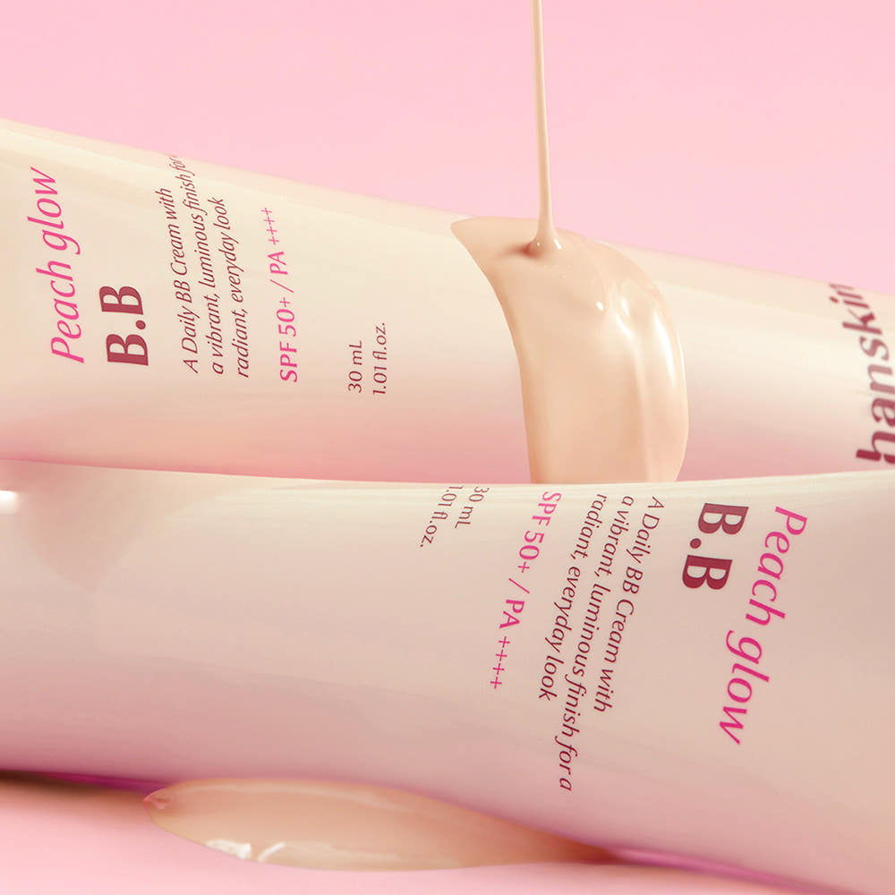 HANSKIN Peach Glow BB Cream 30ml, tube rose avec crème pêchée sur fond pastel, visuel produit maquillage.