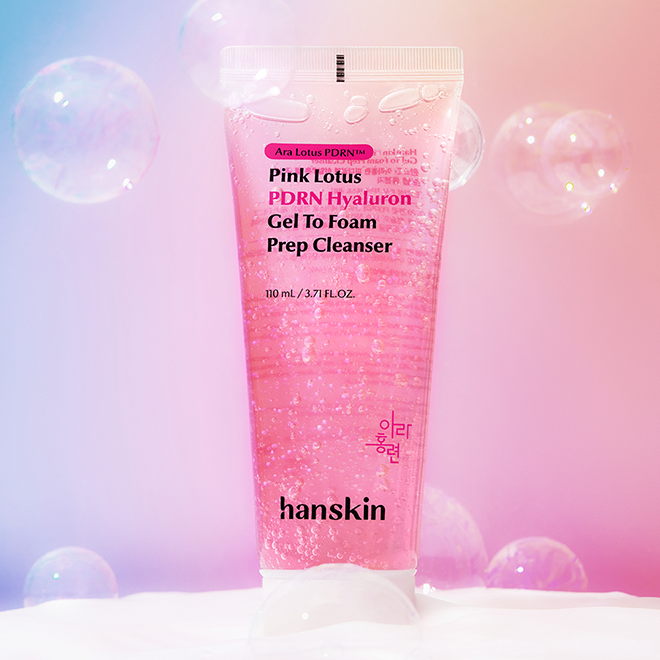 HANSKIN Pink Lotus PDRN Hyaluron Gel to Foam Prep Cleanser 110ml de la marque HANSKIN, flacon rose sur fond pastel