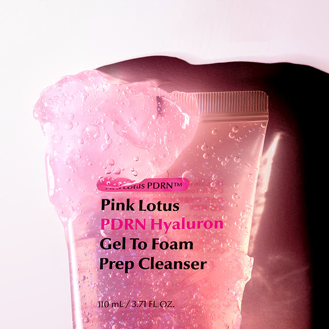 HANSKIN Pink Lotus PDRN Hyaluron Gel to Foam Prep Cleanser 110ml, tube rose sur fond clair, packaging gouttes de gel