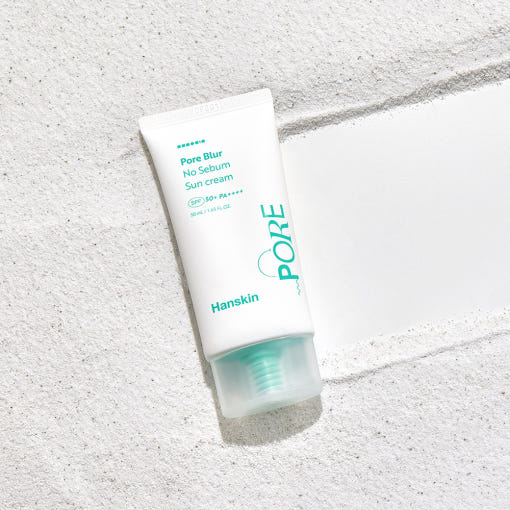 HANSKIN Pore Blur No-Sebum Sunscreen SPF50+ PA++++ 50ml, tube sur fond pierre blanche, aspect pore-bhâlage, marque HANSKIN
