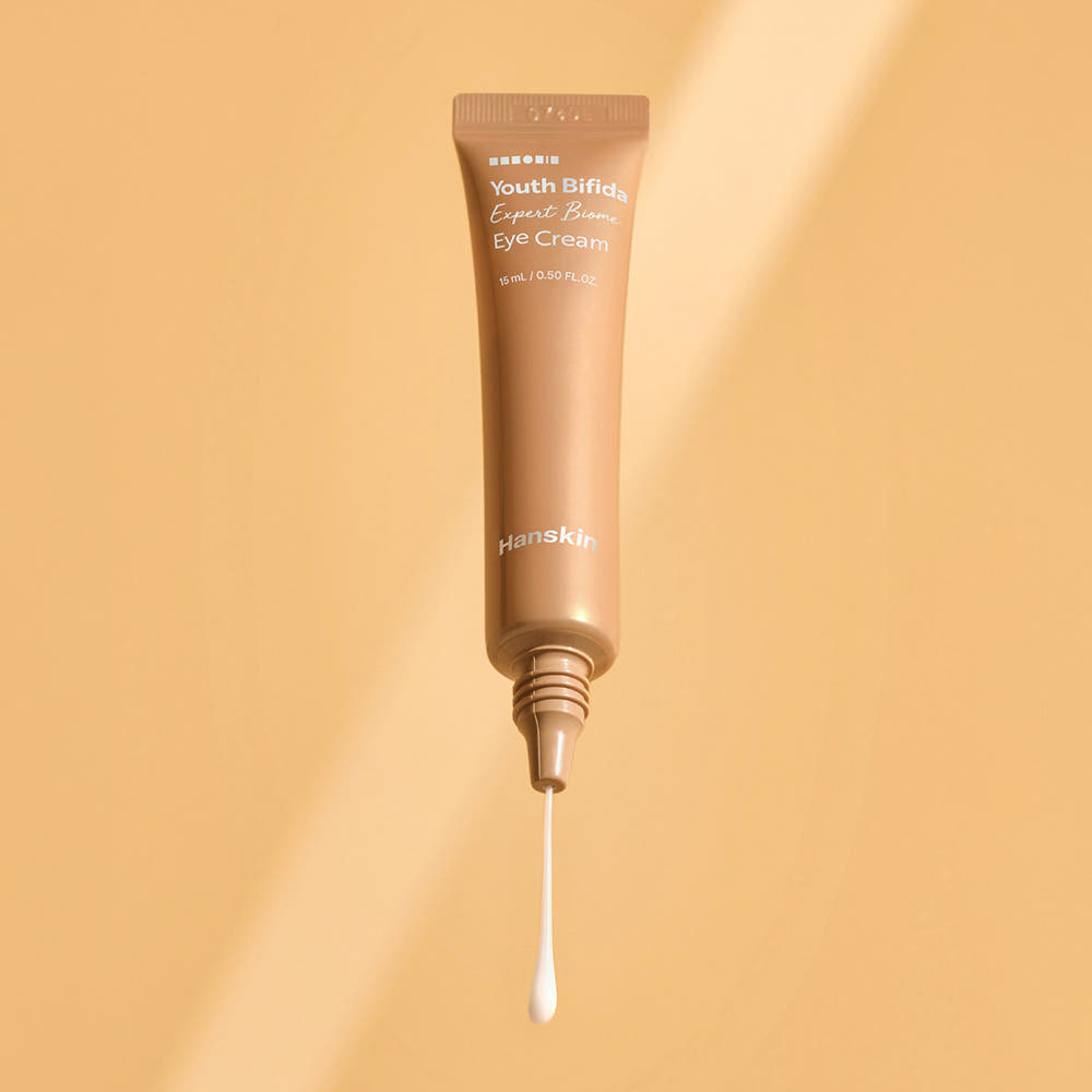 Décris l'image en français en mentionnant le produit, la marque et le contexte visuel : HANSKIN Youth Bifida Expert Biome Eye Cream 15ml sur fond beige.