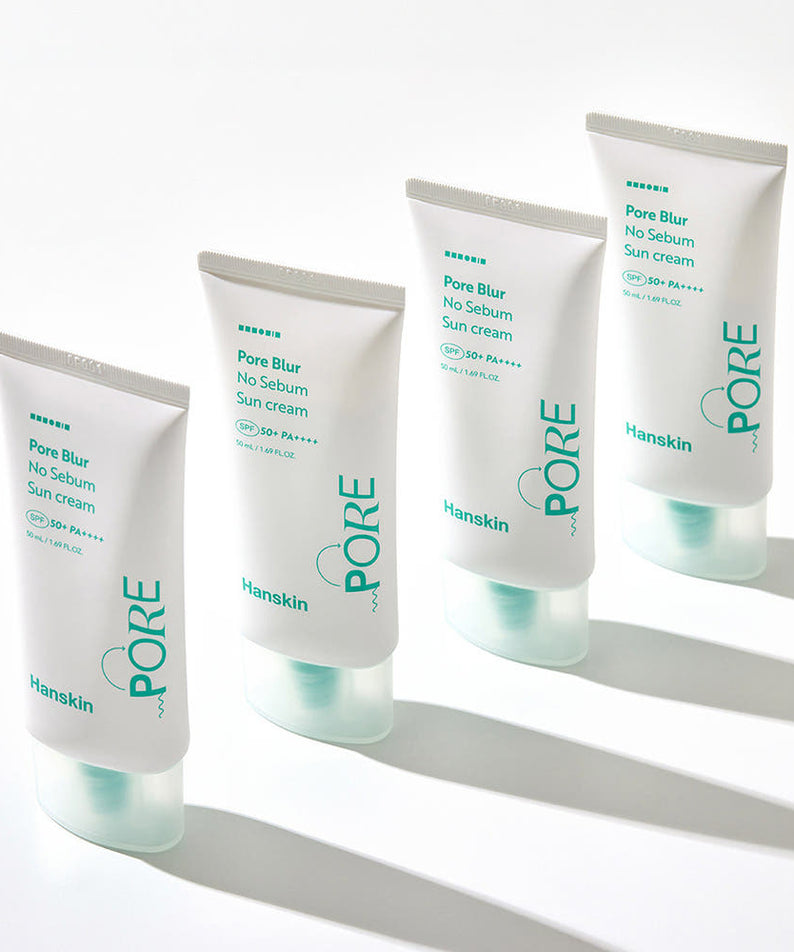 Quatre tubes de HANSKIN Pore Blur No-Sebum Sunscreen SPF50+ PA++++ 50ml sur fond blanc.