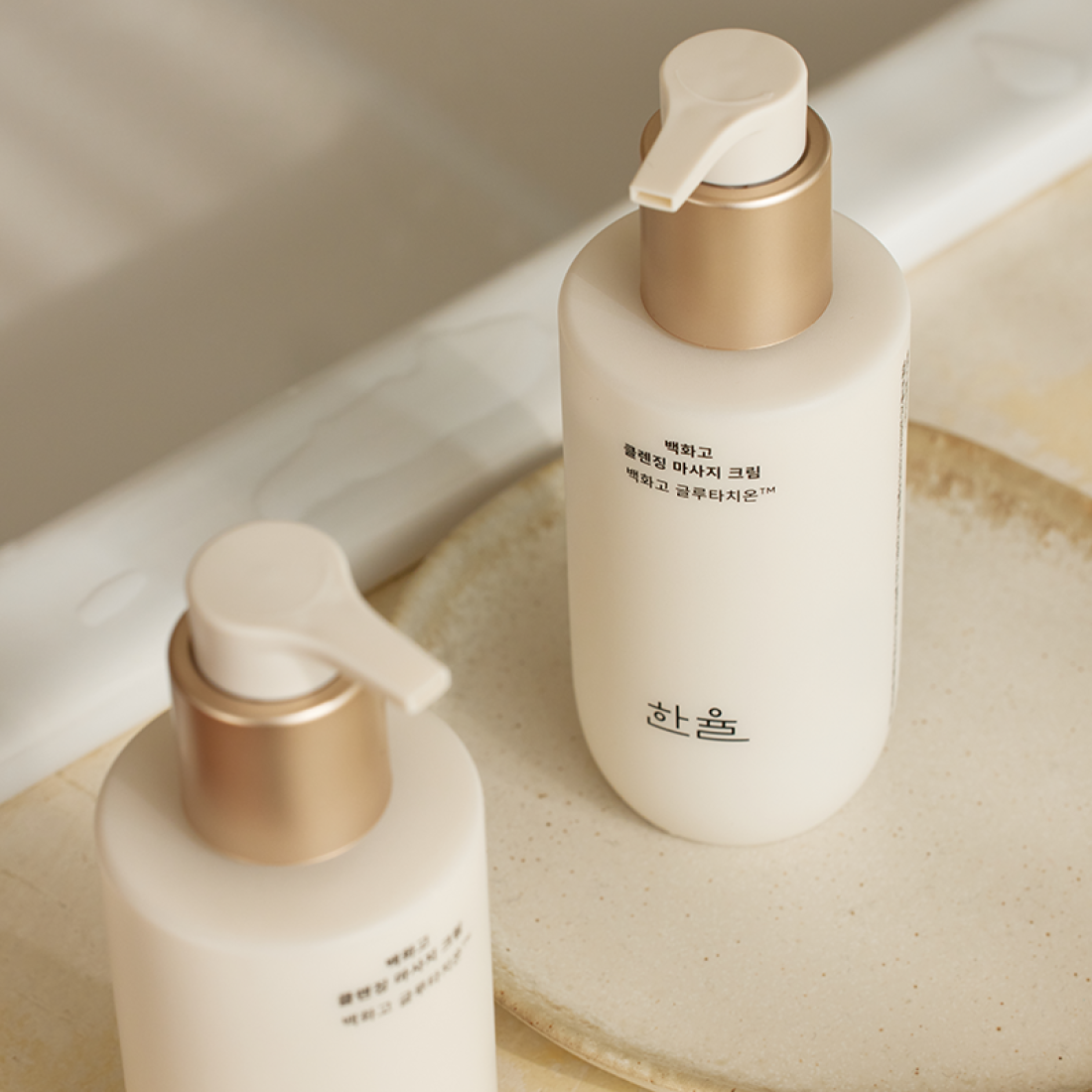 HANYUL Baekhwago Cleansing Massage Cream 200ml, flacons crème sur plateau beige en salle de bain, style premium.