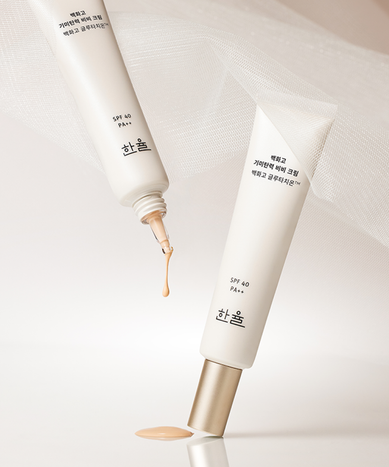 HANYUL Baekhwago Gimitanryuk BB Cream SPF40/PA++ 40ml, tubes et texture sur fond blanc, éclairage doux.