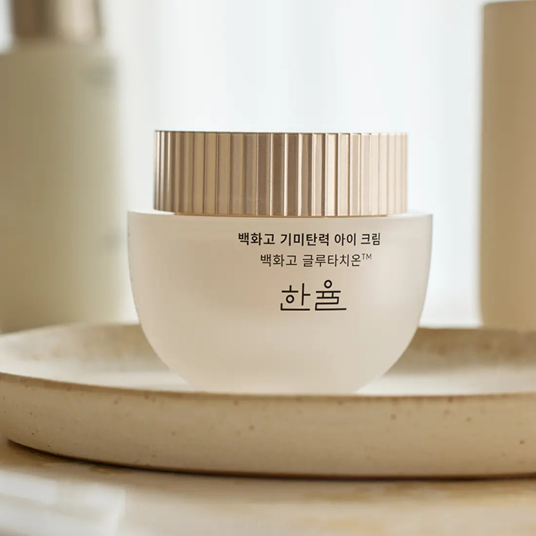 HANYUL Baekhwago Gimitanryuk Eye Cream 25ml, crème pour les yeux de la marque HANYUL, pot blanc sur étagère