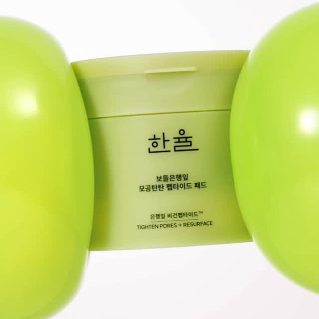 HANYUL Bodeunhaengip Pore Elasticity Peptide Pads 60 Sheets 100ml, pack vert entouré de coussinets, contexte produit.