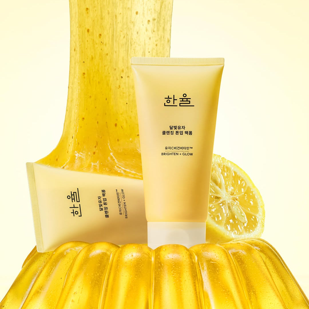 HANYUL Moonlight Yuja Vitamin Tone-Up Pack Foam 120ml : mousse tonifiante, tube jaune près d’agrumes, visuel produit en studio