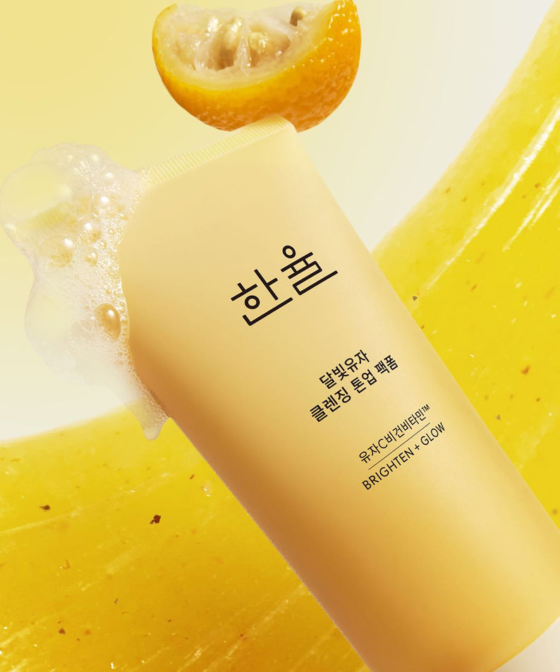 HANYUL Moonlight Yuja Vitamin Tone-Up Pack Foam 120ml : mousse tonifiante à l’extrait de yuzu, bouteille sur fond jaune, ingrédients.