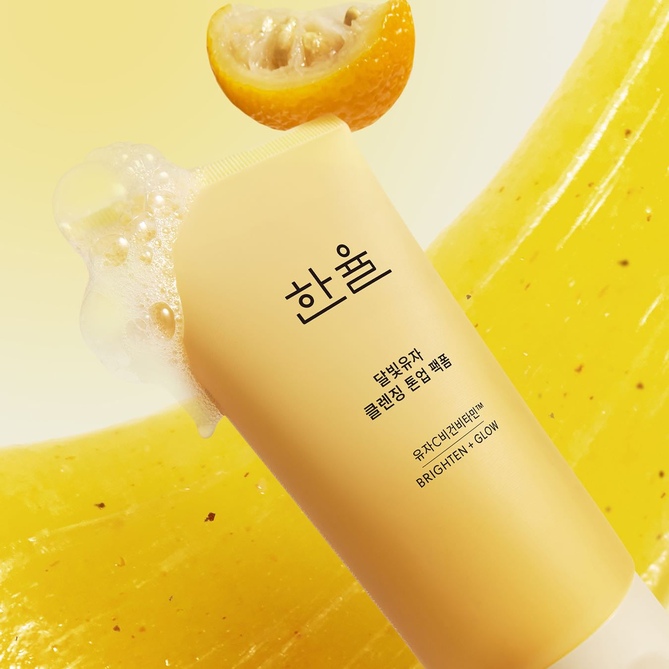 HANYUL Moonlight Yuja Vitamin Tone-Up Pack Foam 120ml : mousse tonifiante à l’extrait de yuzu, bouteille sur fond jaune, ingrédients.