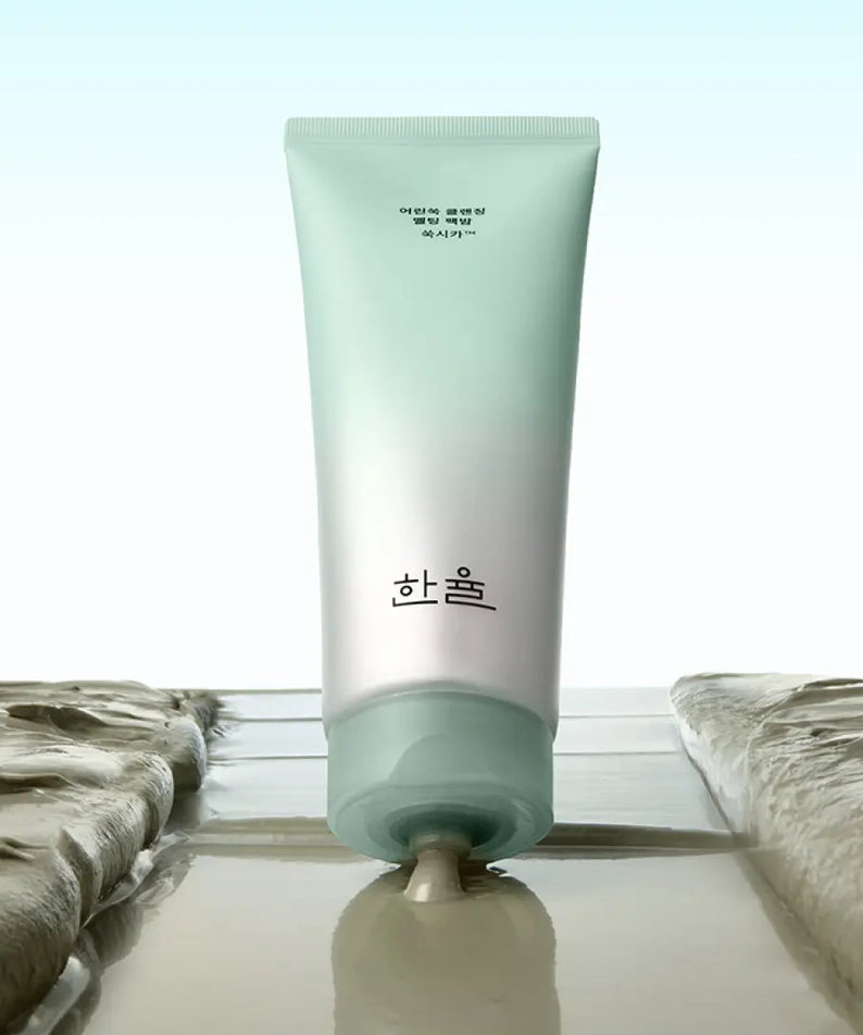HANYUL Young Artemisia Cleansing Pack Balm 100g, tube vert sur serviettes, ambiance spa, marque HANYUL