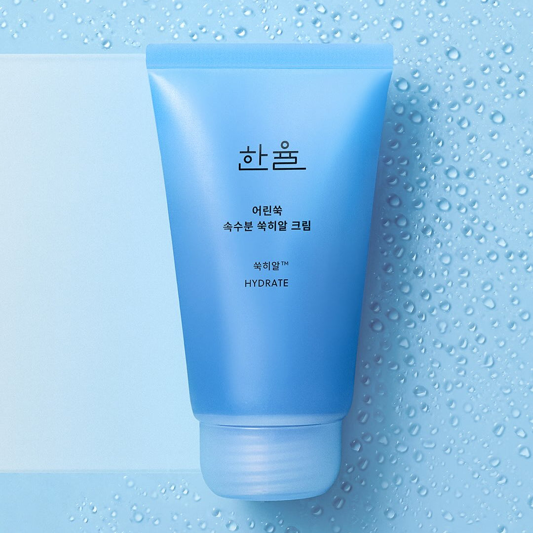 HANYUL Young Artemisia Extract Moisturizing Cream 60ml, crème hydratante HANYUL sur fond bleu avec gouttes d’eau, en visuel produit.