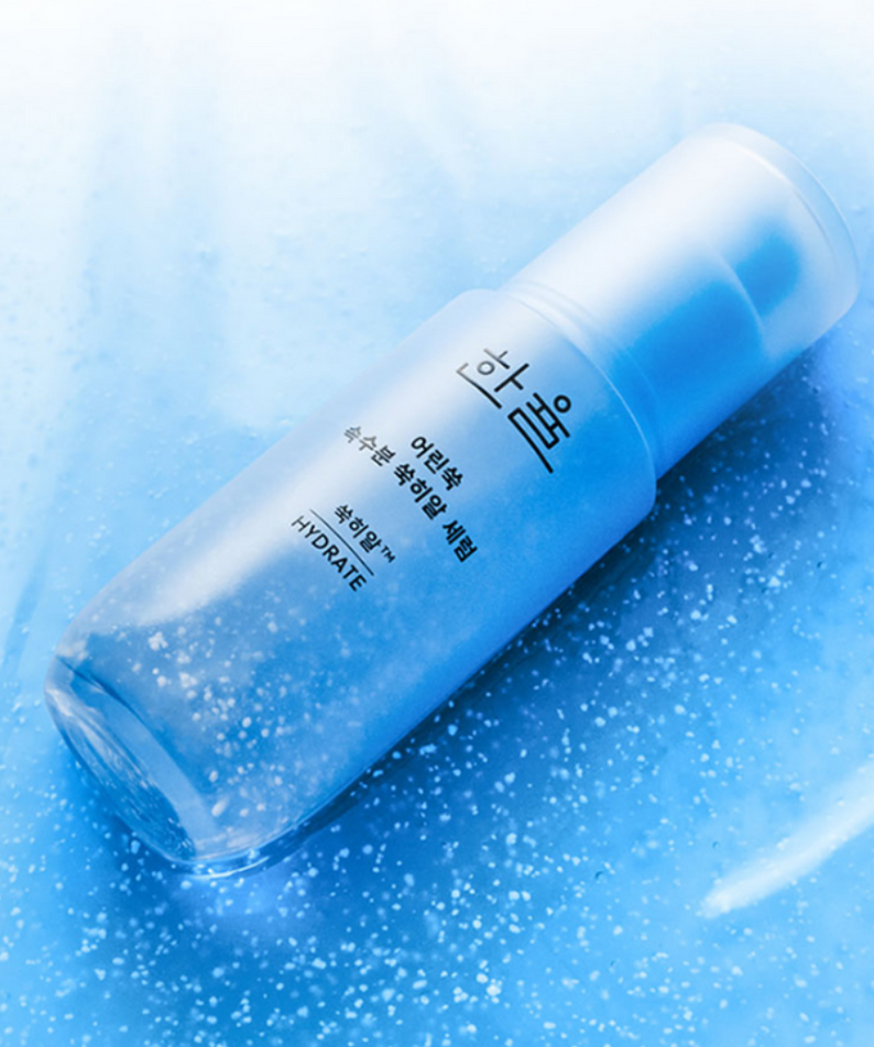 HANYUL Young Artemisia Extract Moisturizing Serum 40ml, flacon bleu sur fond aqueux, sérum hydratant de la marque HANYUL