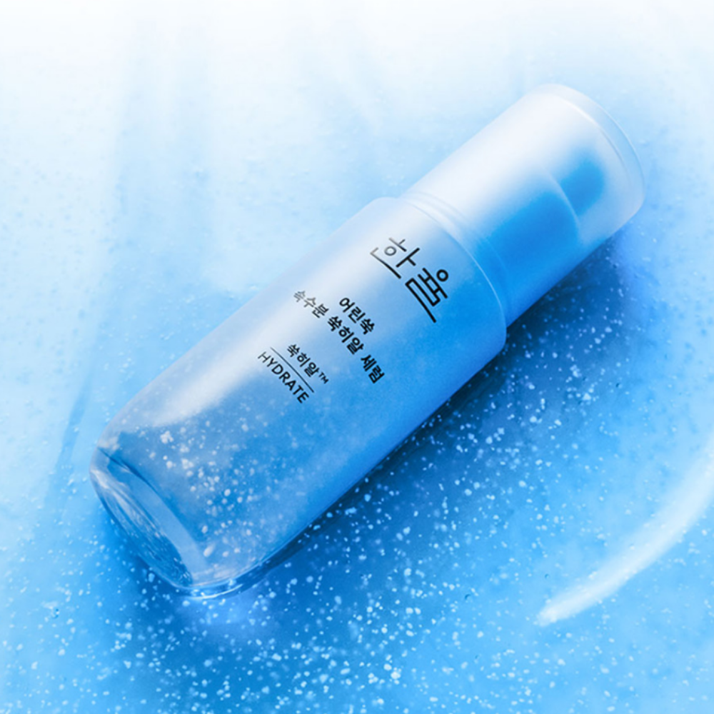 HANYUL Young Artemisia Extract Moisturizing Serum 40ml, flacon bleu sur fond aqueux, sérum hydratant de la marque HANYUL