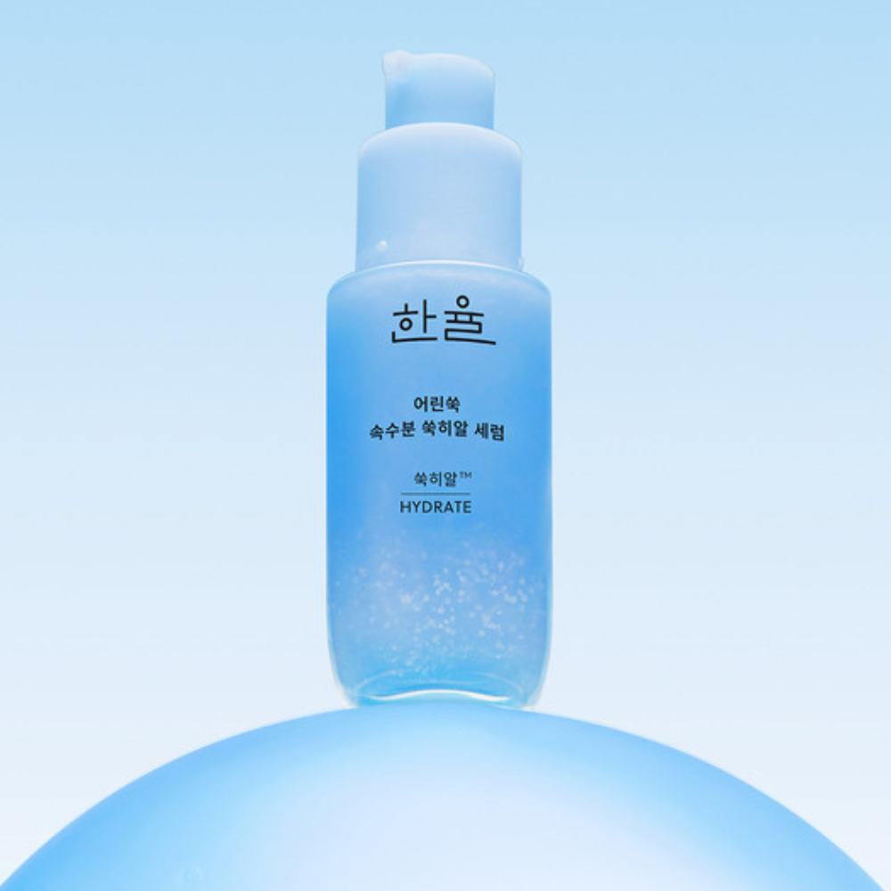 HANYUL Young Artemisia Extract Moisturizing Serum 40ml de la marque HANYUL, flacon bleu sur fond clair, style clean
