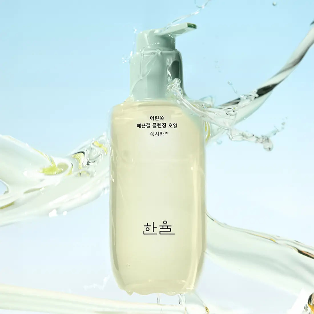 HANYUL Young Artemisia Smooth Cleansing Oil 200ml de la marque HANYUL, flacon avec huile verte sur fond bleu