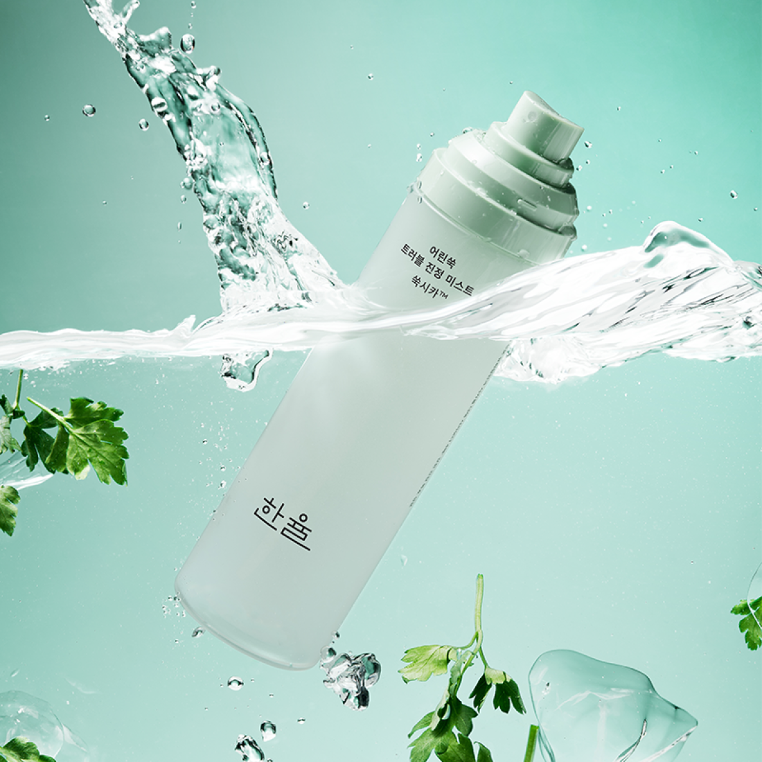 HANYUL Young Artemisia Trouble Mist 120ml de HANYUL, flacon éclaboussé d’eau sur fond turquoise, style spa beauté.