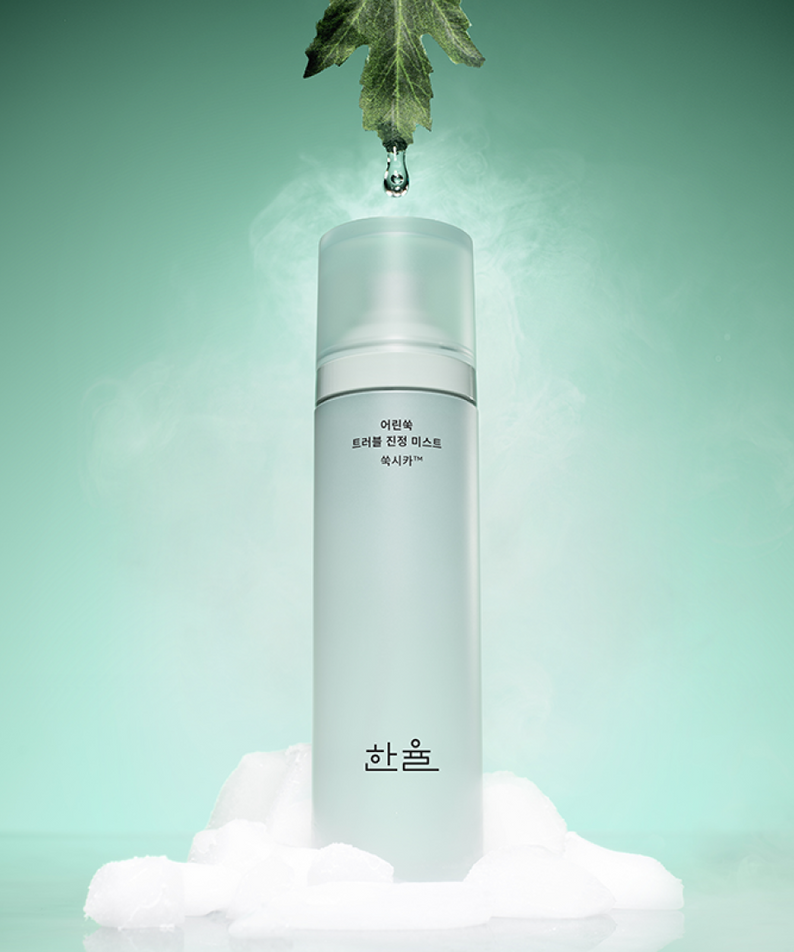 HANYUL Young Artemisia Trouble Mist 120ml de la marque HANYUL, brume fraîche verte avec feuille d’artemisia sur fond vert.